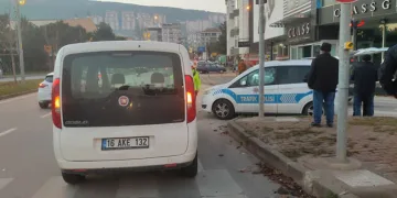 Bursa’da motosiklet hafif ticari araçla çarpıştı: 2 yaralı
