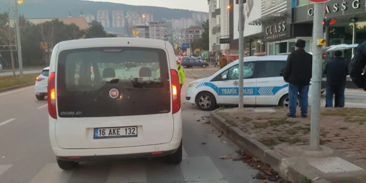 Bursa’da motosiklet hafif ticari araçla çarpıştı: 2 yaralı