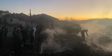 Karacasu’da çıkan yangında iki ev küle döndü