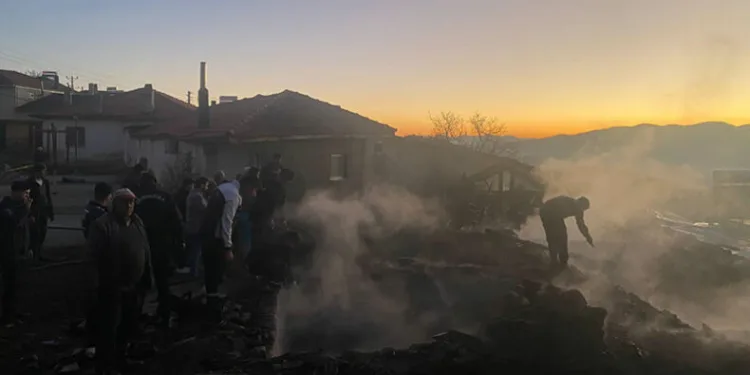 Karacasu’da çıkan yangında iki ev küle döndü