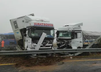 Yolcu otobüsü ile 2 TIR çarpıştı: Ölü ve yaralılar var
