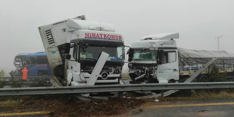 Yolcu otobüsü ile 2 TIR çarpıştı: Ölü ve yaralılar var