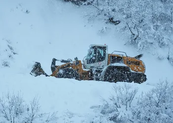 Muş’ta ulaşıma kapanan köy yollarının açılması için çalışmalar sürüyor