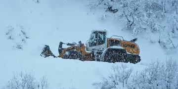 Muş’ta ulaşıma kapanan köy yollarının açılması için çalışmalar sürüyor
