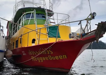 Tayland’da tur teknesi alabora oldu