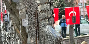Şehitlerinin künyeleri Şehit Ağacı’nda