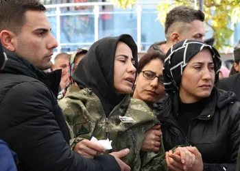 Şehit eşini askeri kamuflajla uğurladı