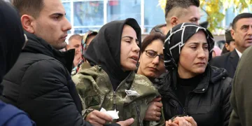 Şehit eşini askeri kamuflajla uğurladı