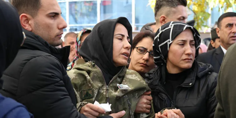 Şehit eşini askeri kamuflajla uğurladı