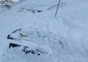 Çığ 2 aracı uçuruma yuvarladı