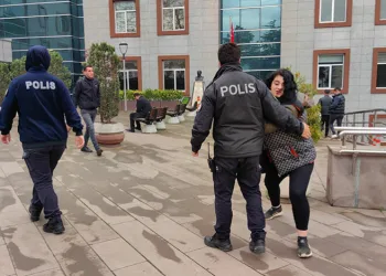 Bursa’da tutuklanan hırsız gazetecilere saldırdı