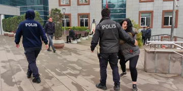 Bursa’da tutuklanan hırsız gazetecilere saldırdı