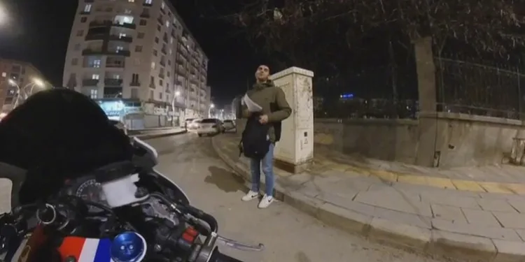 Van’da iki genç arasında ‘Önce sen geç’ inatlaşması
