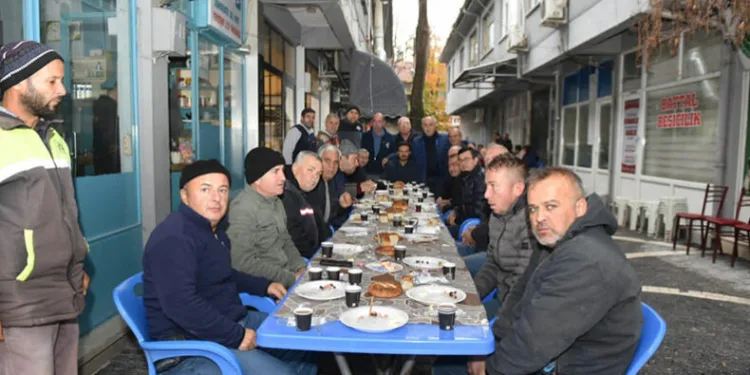 Davut Aydın esnaflarla kahvaltıda buluştu