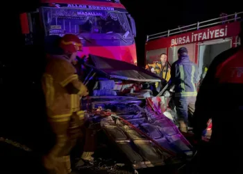 Bursa’da feci kaza! Otomobil iki tırın arasında sıkıştI