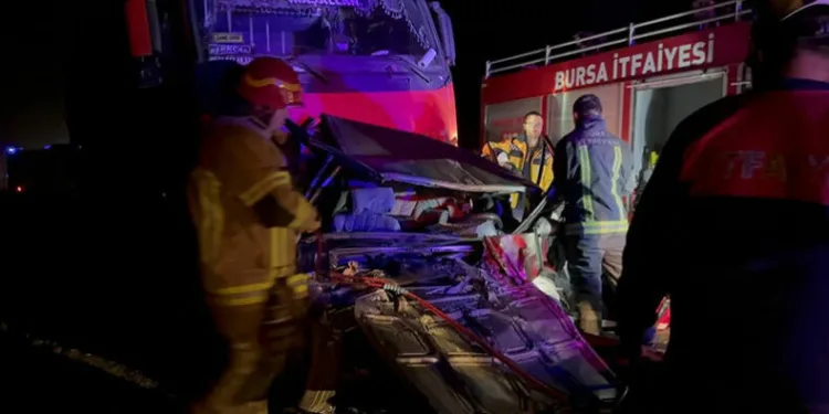 Bursa’da feci kaza! Otomobil iki tırın arasında sıkıştI