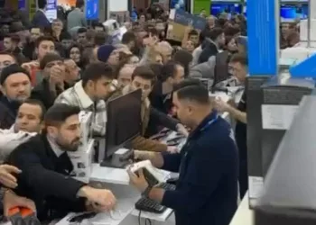Bursa’da mağaza açılışında izdiham