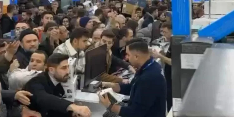 Bursa’da mağaza açılışında izdiham