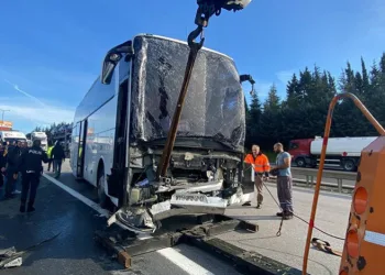 TEM’de yolcu otobüsü tıra çarptı: 13 yaralı