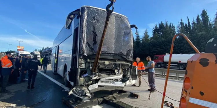 TEM’de yolcu otobüsü tıra çarptı: 13 yaralı