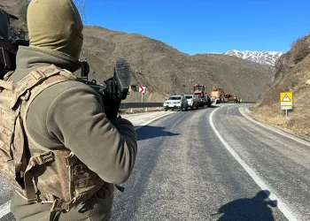 Yüksekova’nın Türkiye ile ulaşımı kesildi