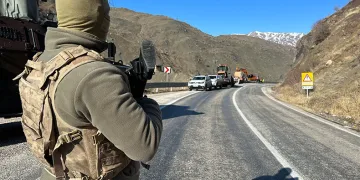 Yüksekova’nın Türkiye ile ulaşımı kesildi