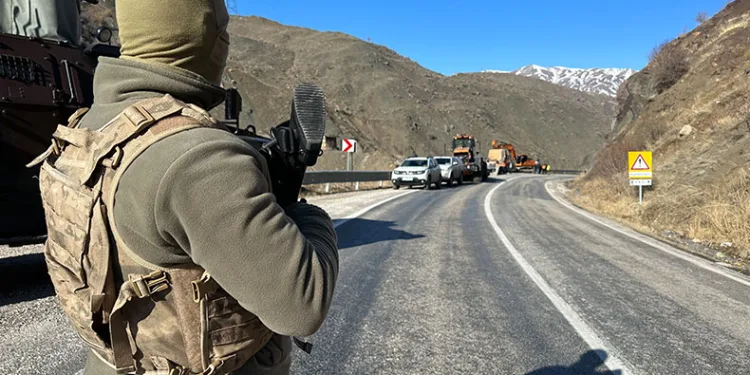 Yüksekova’nın Türkiye ile ulaşımı kesildi