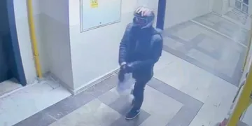 Bursa’da kurye gibi gelip, ev sahibini gasp ettiler