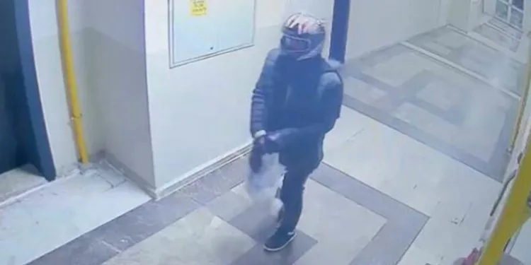 Bursa’da kurye gibi gelip, ev sahibini gasp ettiler