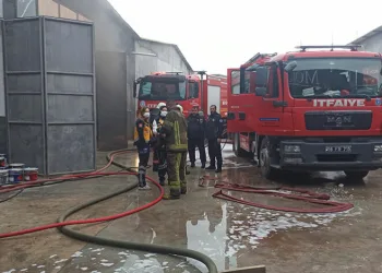 Bursa’da mobilya imalathanesinde yangın paniği