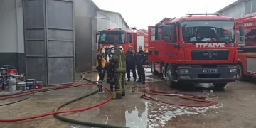 Bursa’da mobilya imalathanesinde yangın paniği