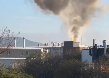 Bursa’da iş yerinin çatısı alev alev yandı