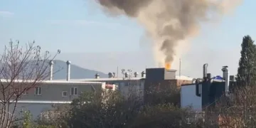 Bursa’da iş yerinin çatısı alev alev yandı