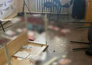 Toplantı ortasında el bombalarını patlattı