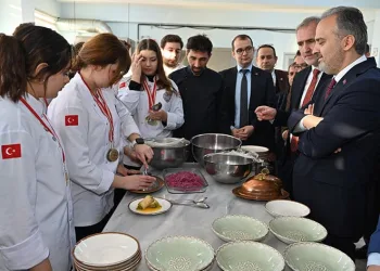 Başkan Aktaş’tan madalyalı öğrencilere ziyaret