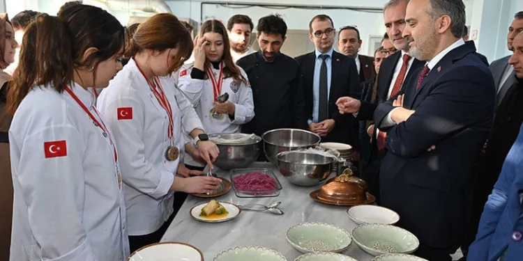 Başkan Aktaş’tan madalyalı öğrencilere ziyaret