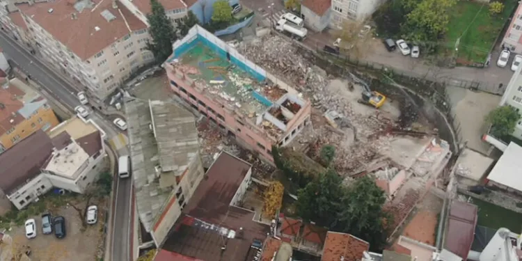 Bursa’da deprem testinden geçemeyen tarihi okul yıkılıyor