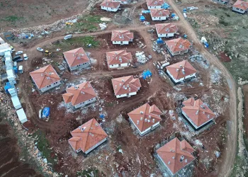 Depremzedeler için yapılan köy evlerinin inşası sürüyor