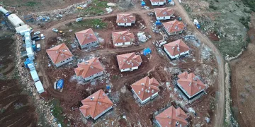 Depremzedeler için yapılan köy evlerinin inşası sürüyor