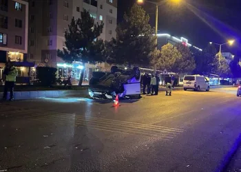 Otomobil ile kamyonet çarpıştı 3 yaralı