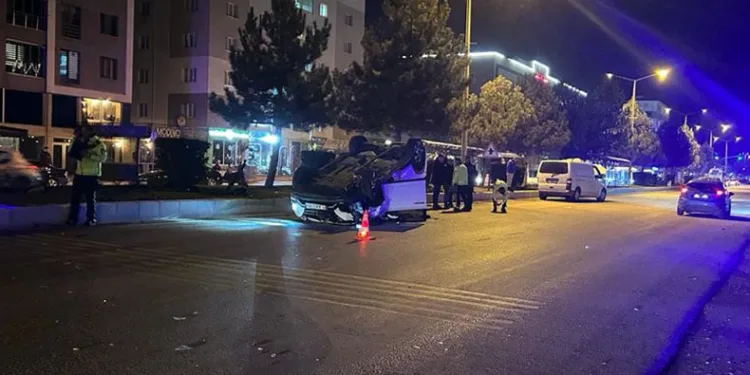 Otomobil ile kamyonet çarpıştı 3 yaralı