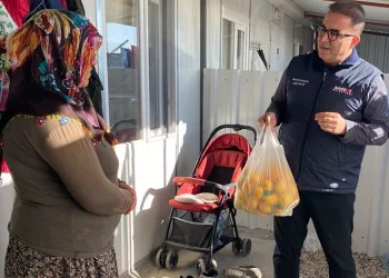 Depremzedelere 25 ton limon dağıtıldı