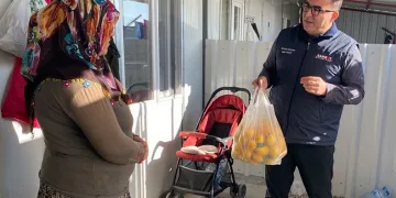 Depremzedelere 25 ton limon dağıtıldı