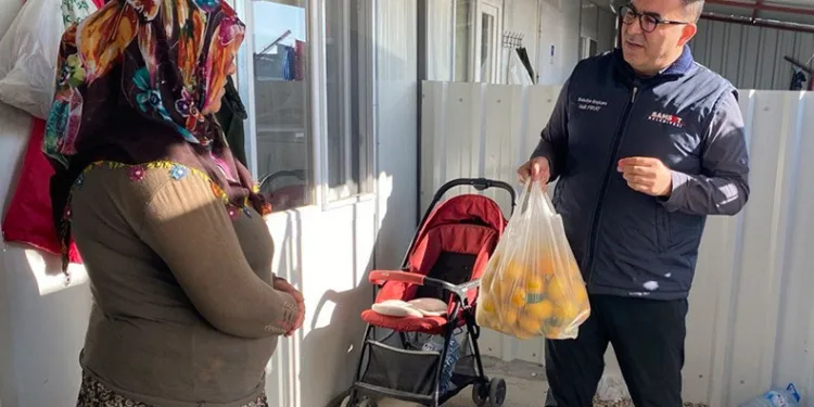 Depremzedelere 25 ton limon dağıtıldı