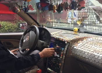 İranlı taksicinin “Seyyar para müzesi”