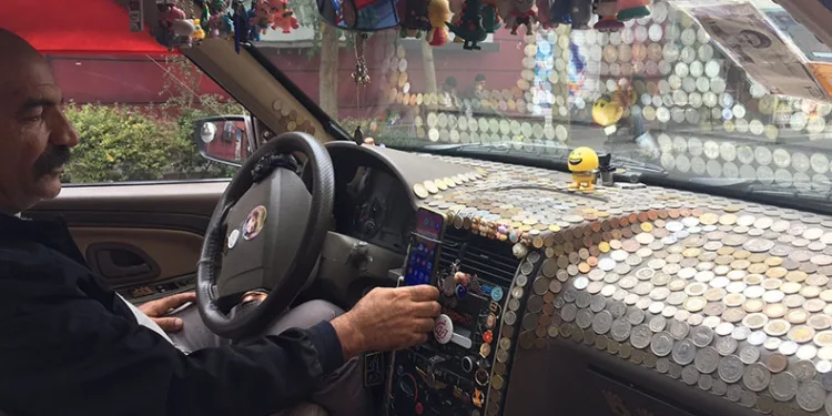 İranlı taksicinin “Seyyar para müzesi”