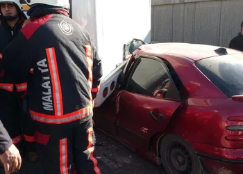 Kontrolden çıkan otomobil çarptığı araca ok gibi saplandı