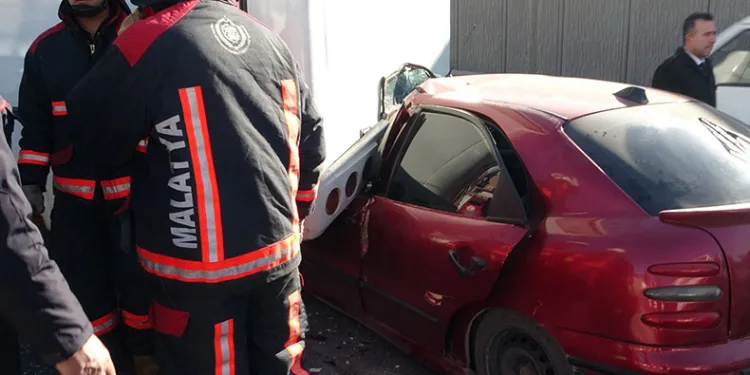 Kontrolden çıkan otomobil çarptığı araca ok gibi saplandı