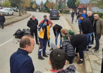 Motosiklet ticari taksi ile çarpıştı