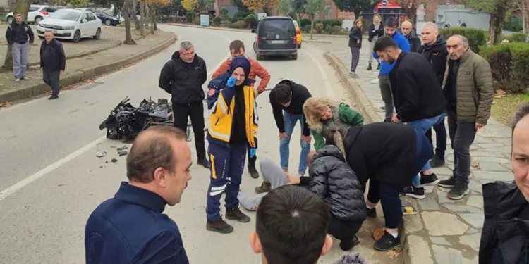 Motosiklet ticari taksi ile çarpıştı